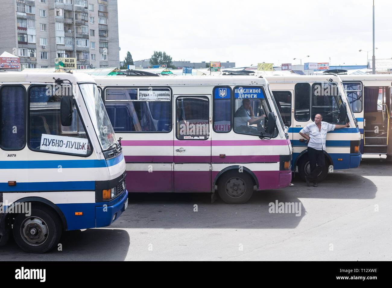 In Lutsk, Ukraine - 21. August 2018: Straße mit zentralen Busbahnhof und Leute auf der Straße Bürgersteig in Wolyn oblast Stockfoto