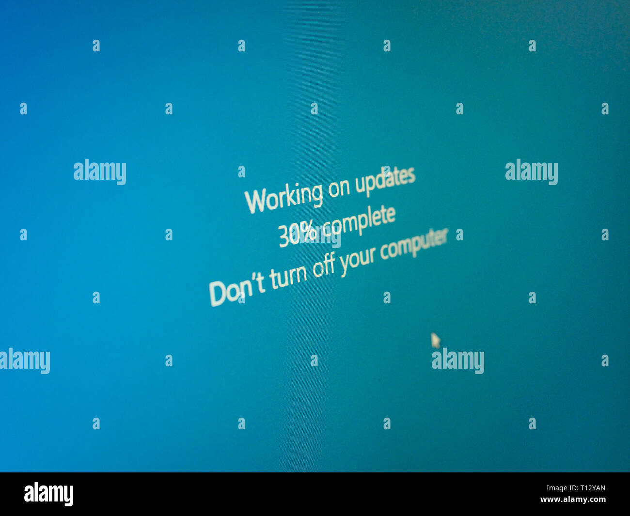 Windows10 Update Nachricht auf einem PC-Bildschirm Stockfoto