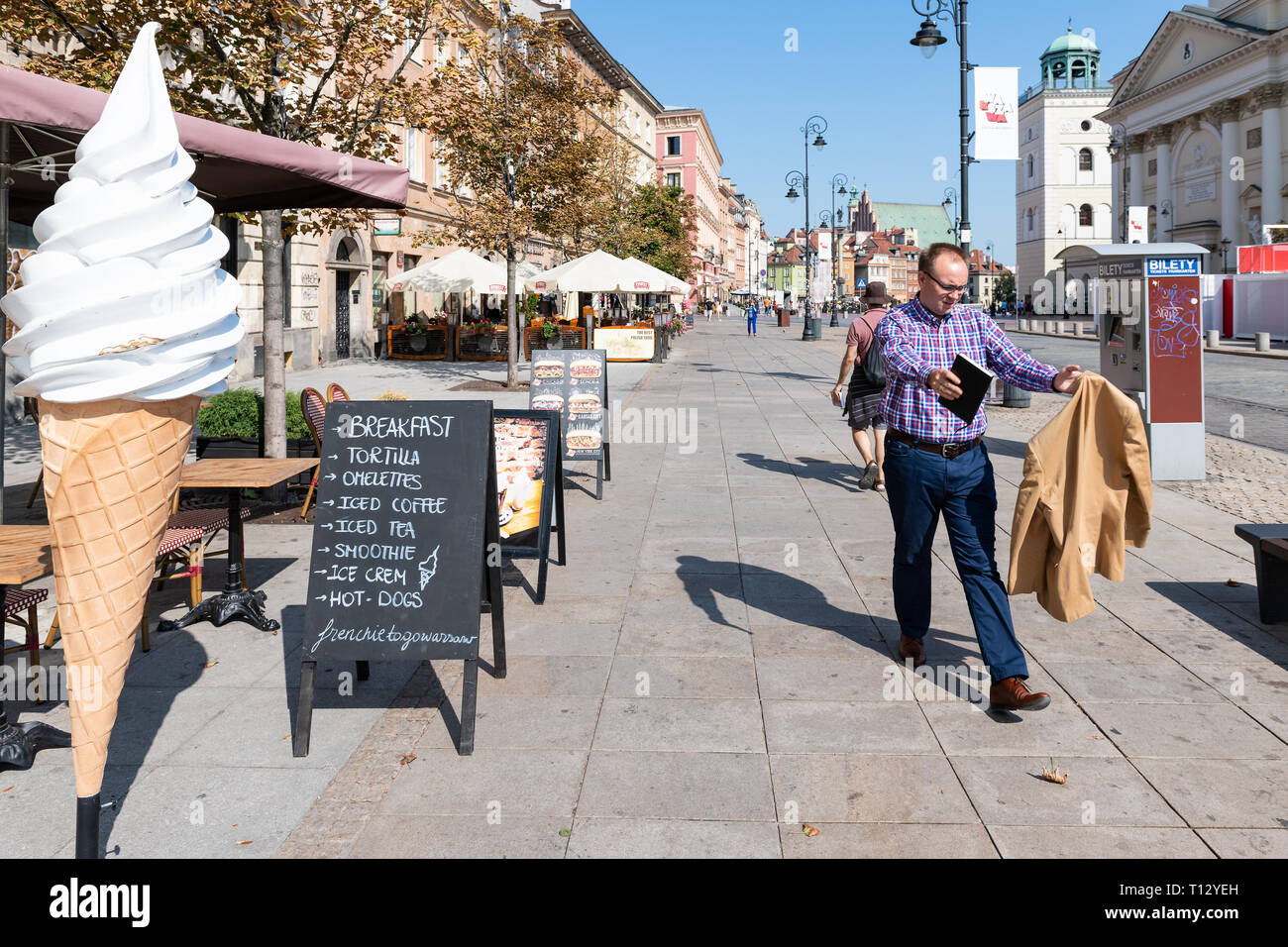 Warschau, Polen - 23. August 2018: die berühmte Altstadt historische Straße in der Hauptstadt während der sonnigen Sommertag Krakowskie Przedmiescie und Ice Cream Shop Stockfoto