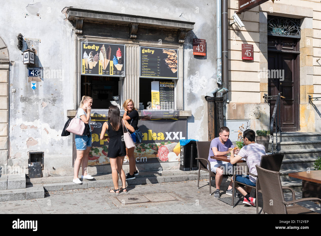 Warschau, Polen - 23. August 2018: Altstadt historische Straße in der Hauptstadt während der sonnigen Sommertag Krakowskie Przedmiescie und Ice Cream Shop exterio Stockfoto