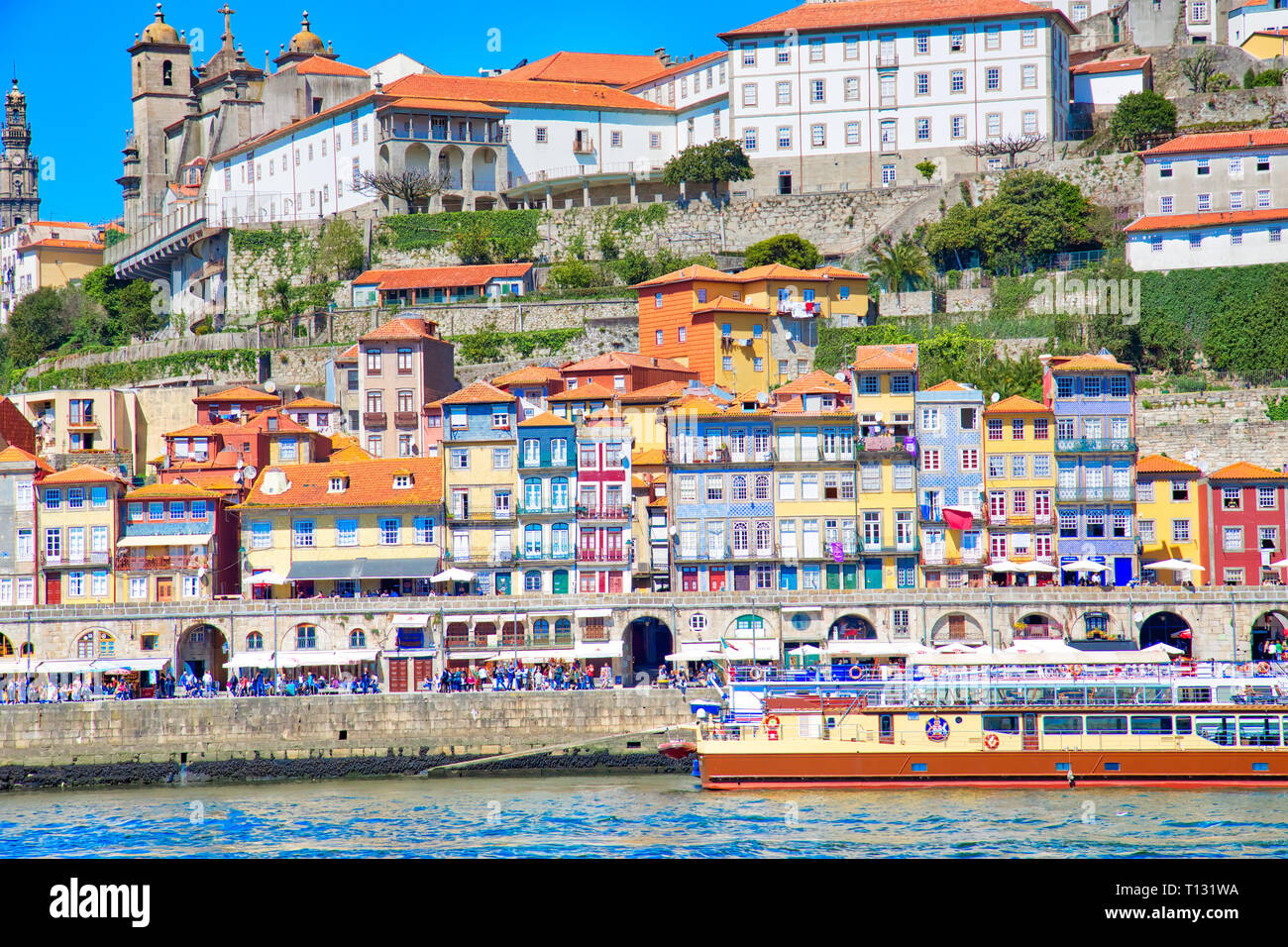 Porto, Portugal-October 19, 2017: Schöne und farbenprächtige Porto Straßen in der Nähe von Rio Douro Stockfoto
