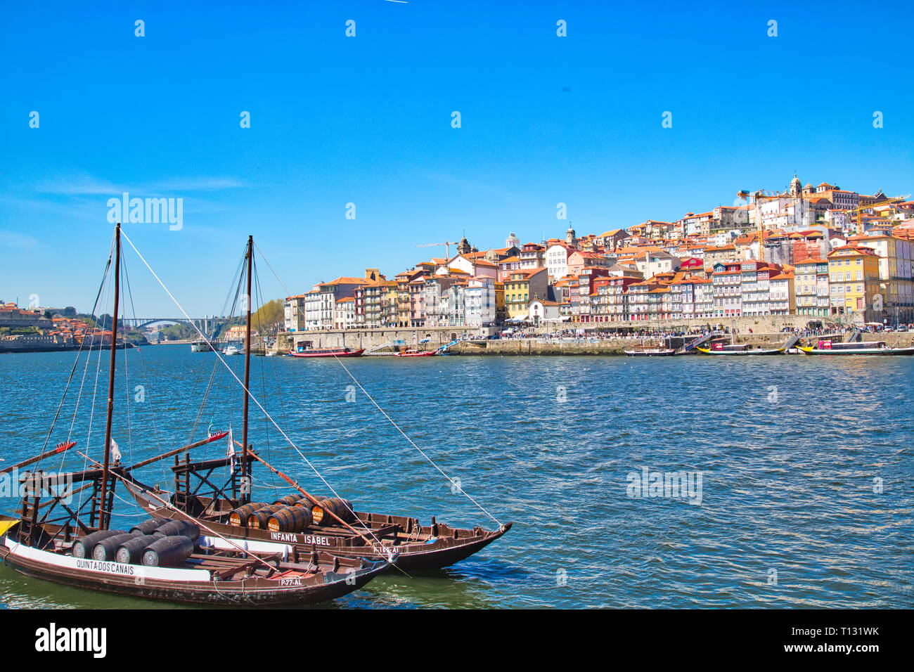 Porto, Portugal-14 Oktober 2018: die berühmten bunten Booten, die Touren entlang der Ufer des Rio Douro Stockfoto