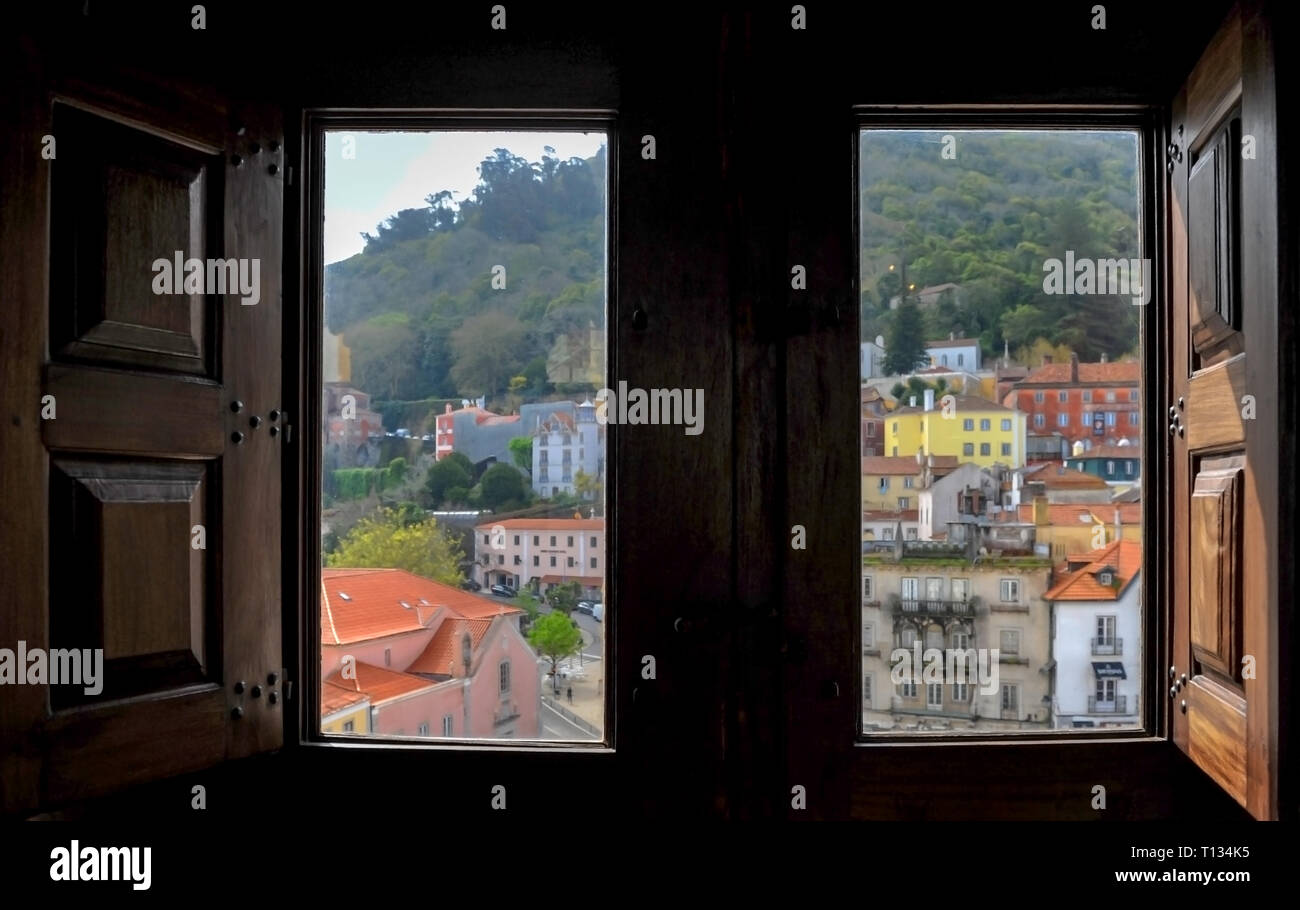 Stadt Blick aus dem Fenster des Nationalen Palastmuseums. Sintra, Portugal Stockfoto