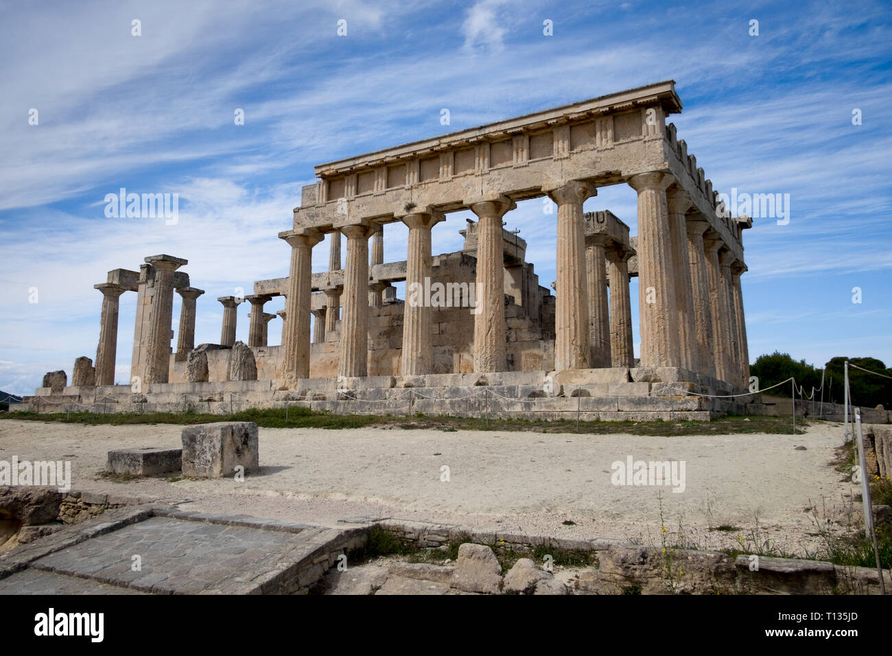 Einen dramatischen Blick auf die griechischen Tempel von Aphaia auf Aegina Island, Griechenland. Stockfoto