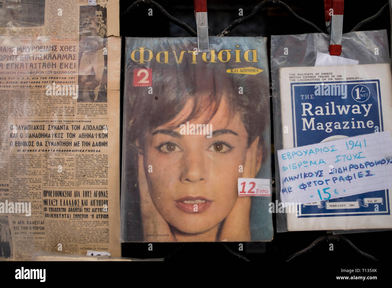 Eine Vielzahl von alten griechischen Zeitschriften, Magazine zum Verkauf auf einem Flohmarkt in Thessaloniki, Griechenland. Stockfoto