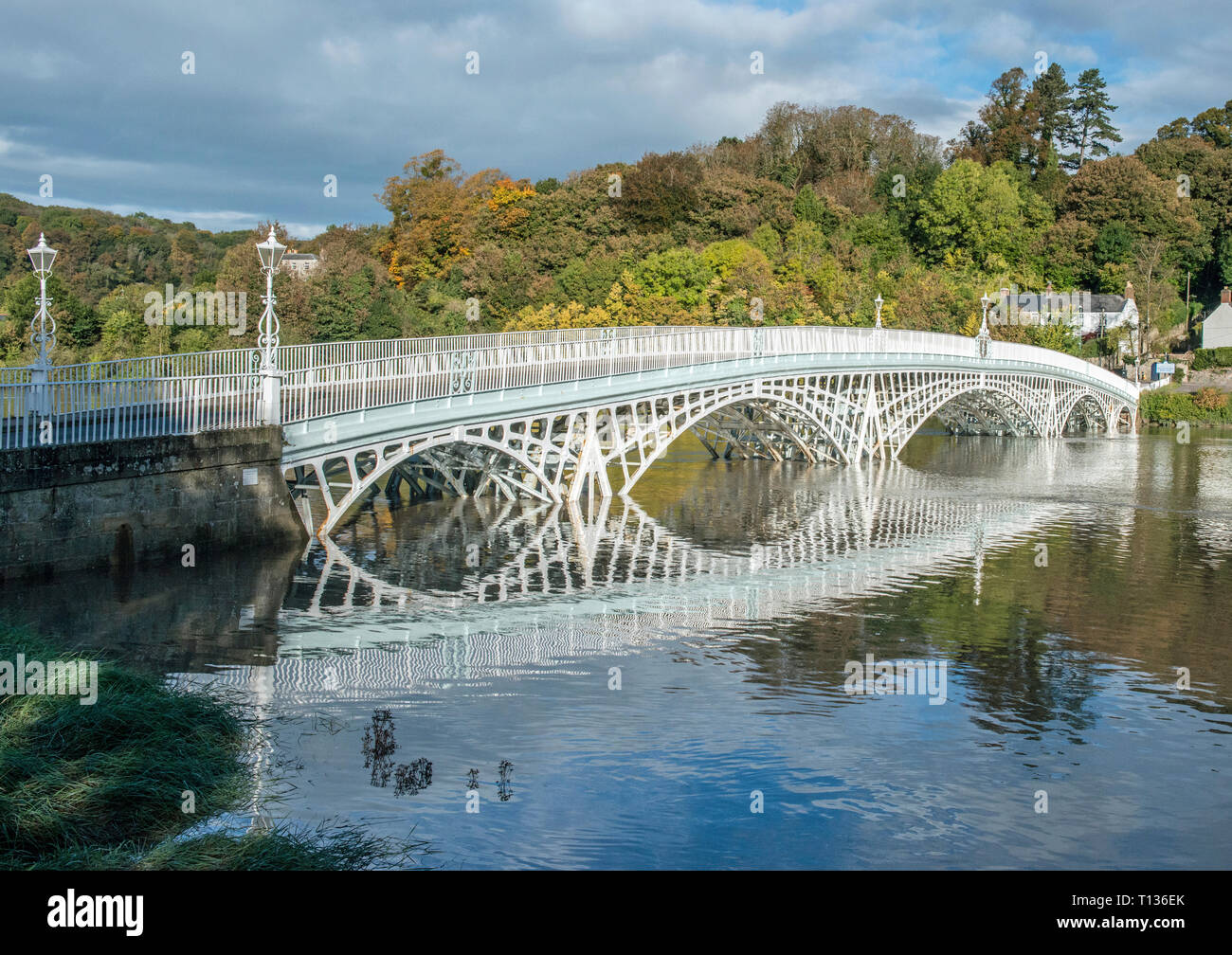 Die alten Eisernen Brücke über den Fluss Wye in Chepstow, bilden eine Verbindung zwischen Wales und England. Im frühen 19. Jahrhundert errichtete Es ist Grad 1 aufgeführt Stockfoto