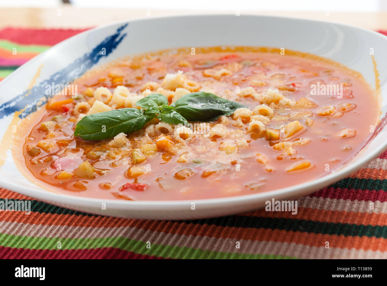 Minestrone - Es ist eine Dicke italienische Suppe aus Gemüse der Saison ...