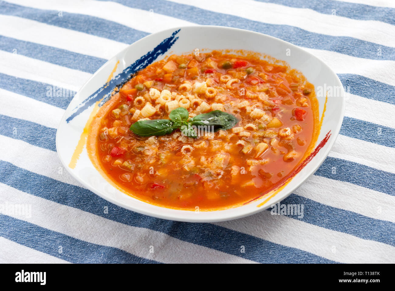 Minestrone - Es ist eine Dicke italienische Suppe aus Gemüse der Saison ...