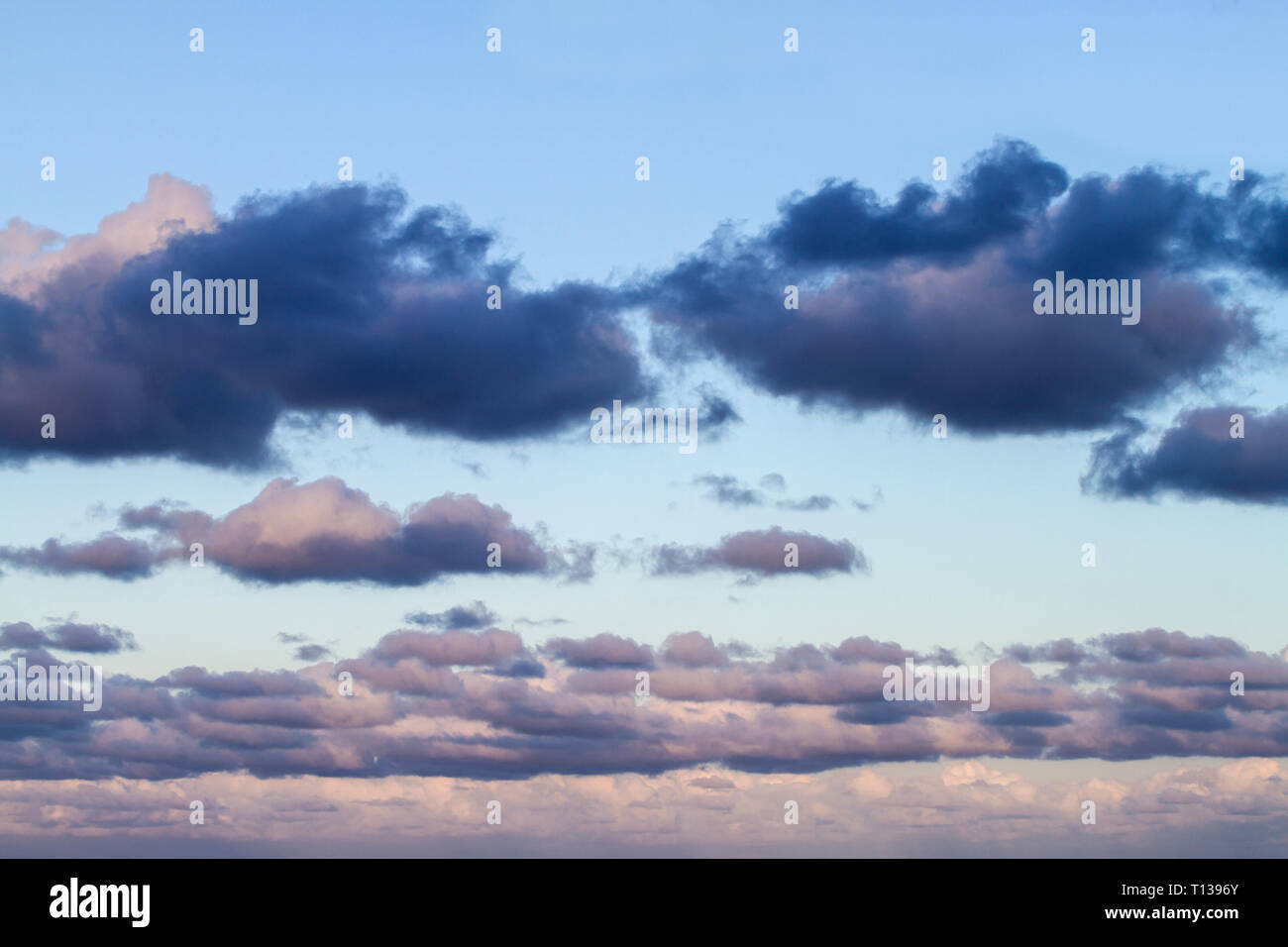 Eindrucksvolle Himmel bei Sonnenuntergang mit Schichten von Wolken mit rosa getönt, dass Hang hinunter in Richtung Horizont Stockfoto