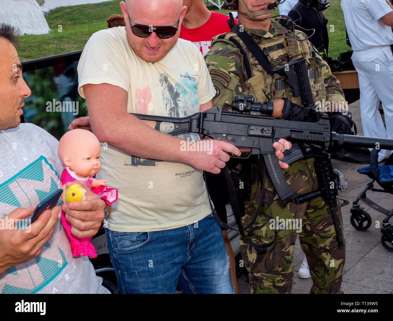 Der öffentliche Umgang mit militärischen Waffen auf Anzeige in Constnata, Rumänien. Stockfoto