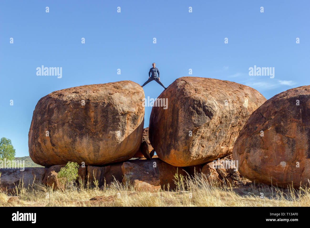 Mann stand auf Devils Marbels Nationalpark, Outback, Northern Territory Stockfoto