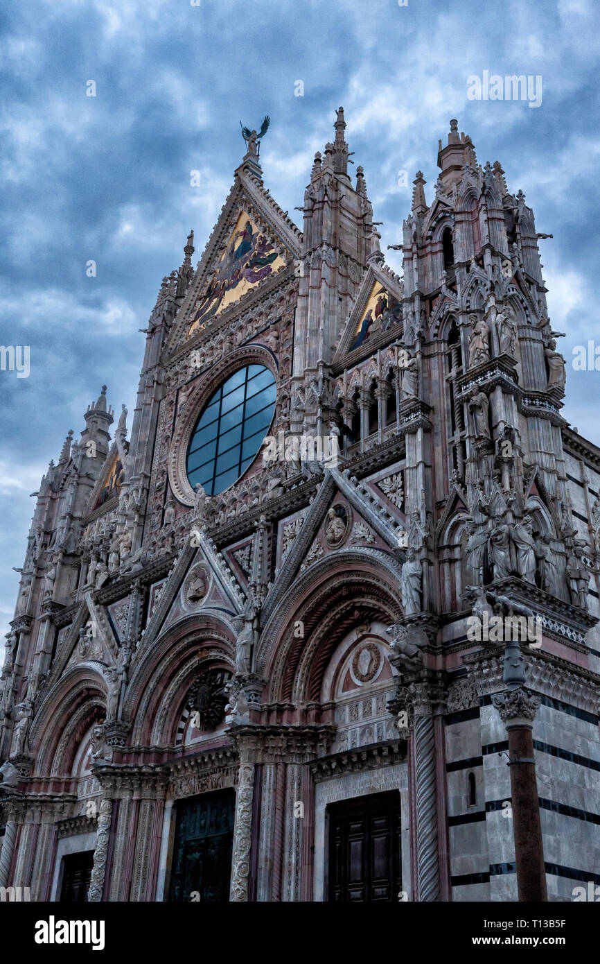 Im 12 Jahrhundert Der Dom Von Siena Dom Ein Meisterwerk Der 