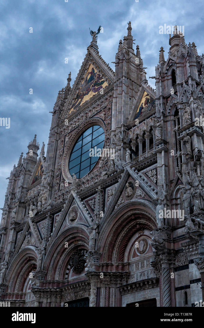 Im 12. Jahrhundert der Dom von Siena, Dom, ein Meisterwerk der Italienischen romanisch-gotische Architektur, Siena, Toskana, Italien. Stockfoto