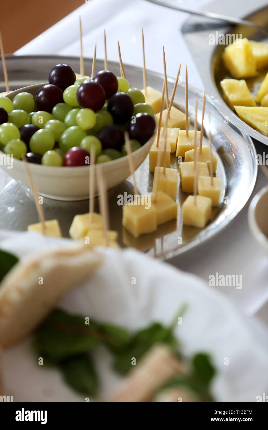 Retro, altmodisch Party Food abgebildet auf eine Tabelle an einer Partei in Chichester, West Sussex, UK. Stockfoto