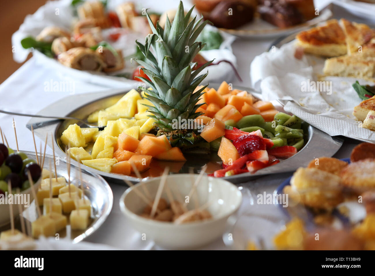 Retro, altmodisch Party Food abgebildet auf eine Tabelle an einer Partei in Chichester, West Sussex, UK. Stockfoto