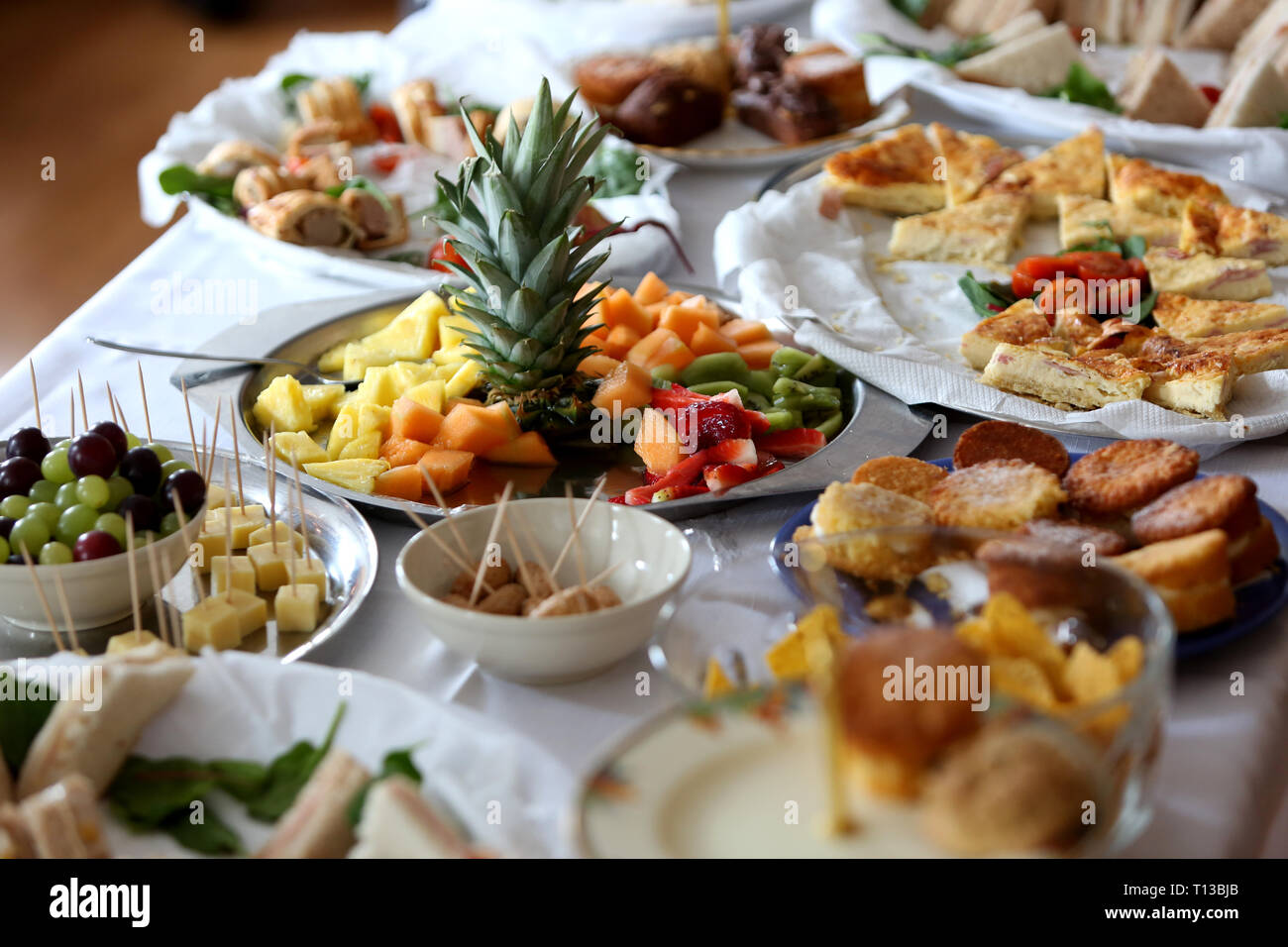 Retro, altmodisch Party Food abgebildet auf eine Tabelle an einer Partei in Chichester, West Sussex, UK. Stockfoto