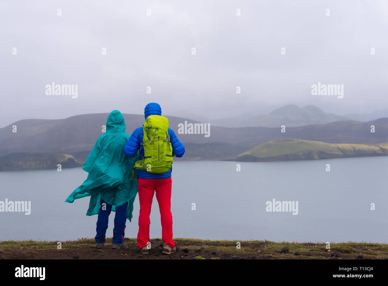 Touristen beobachten Gletschersee, Landmannalaugar, Island Stockfoto