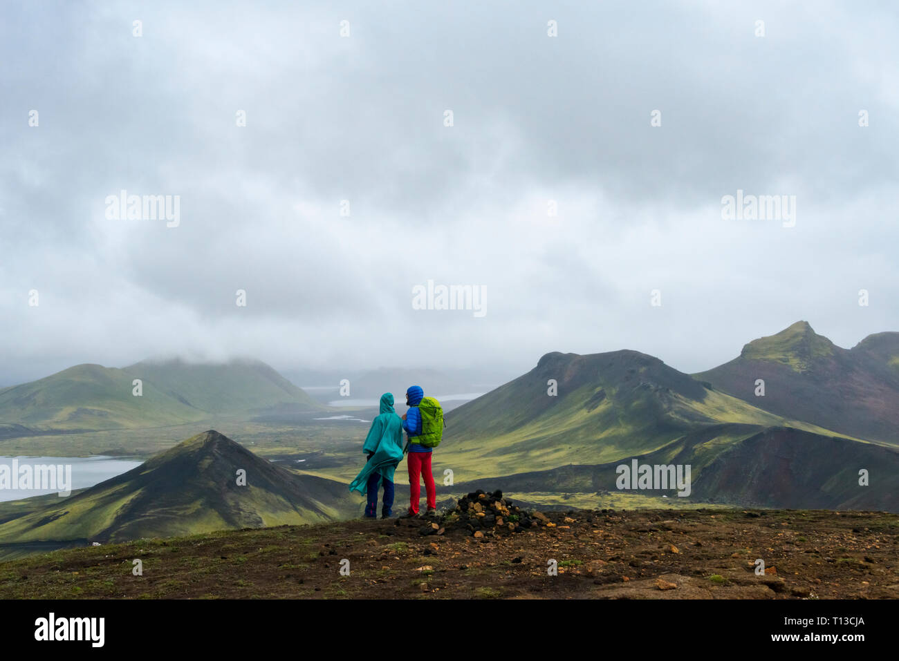 Touristen beobachten Gletschersee, Landmannalaugar, Island Stockfoto