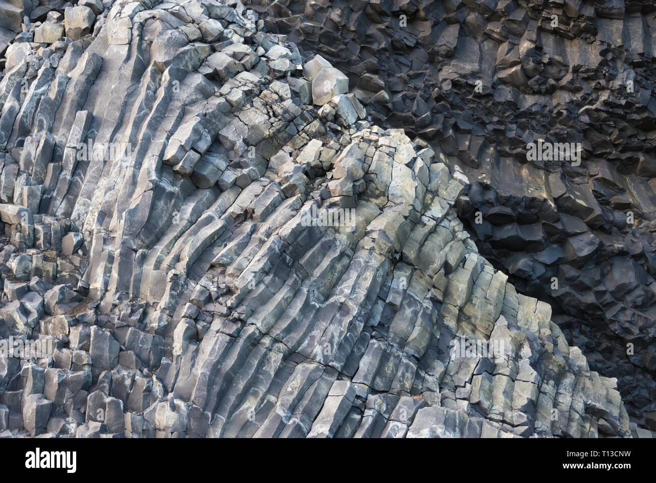 Nahaufnahme der Basalt Textur der Höhle am Schwarzen Strand Reynisfjara, Vik, Island Stockfoto
