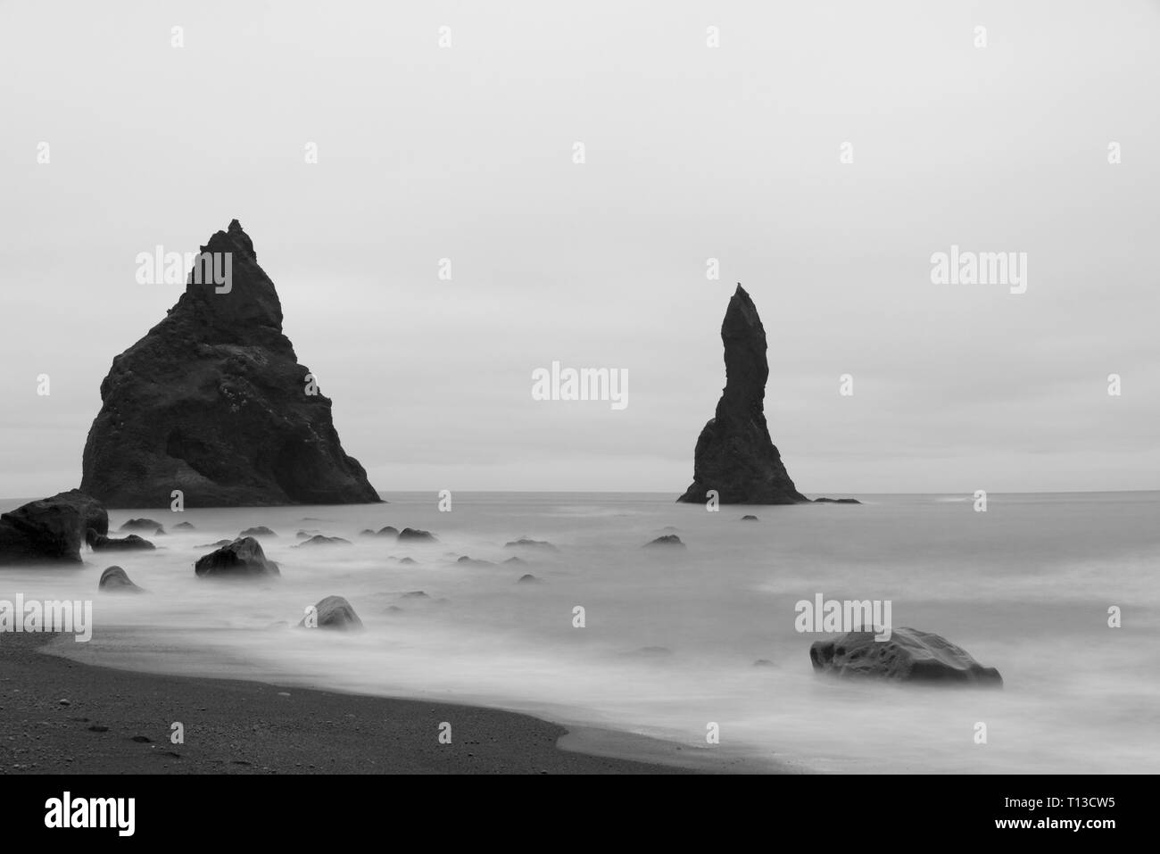 Basalt sea Stacks im Ozean, Vik, Island Stockfoto