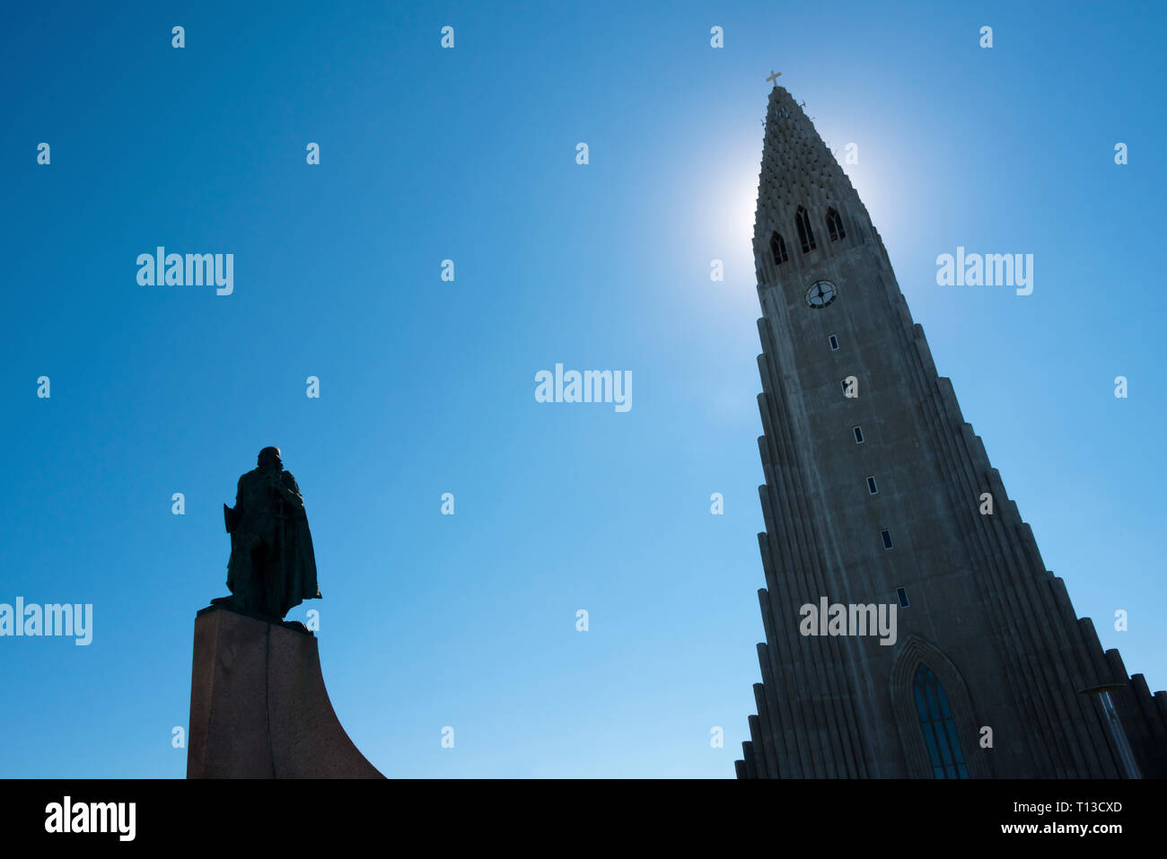 Leif Eriksson Statue und Kirche Hallgrimskirkja, Reykjavik, Island Stockfoto