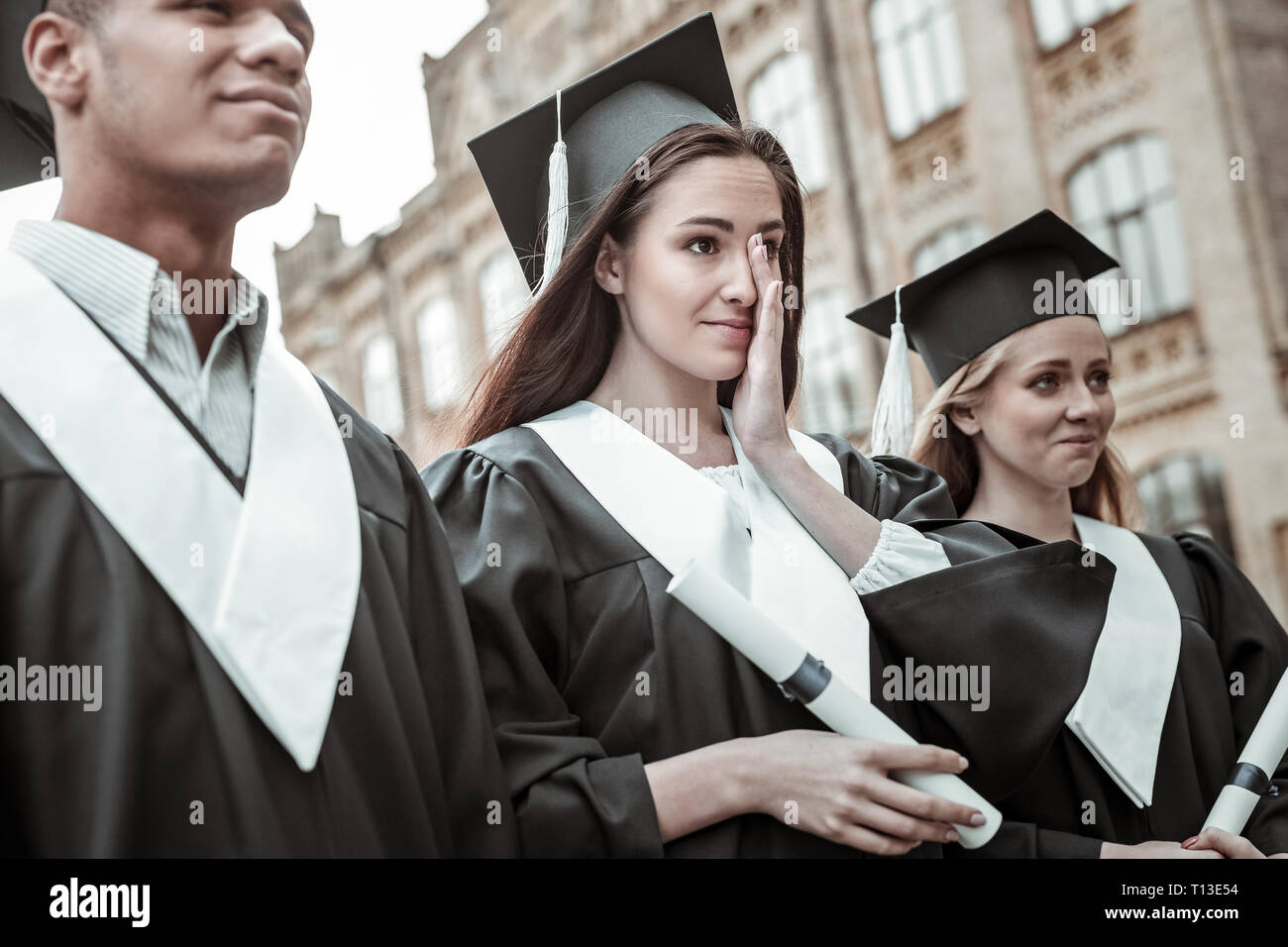 Ausschreibung brunette langhaarige Mädchen wischte ihre Tränen Stockfoto