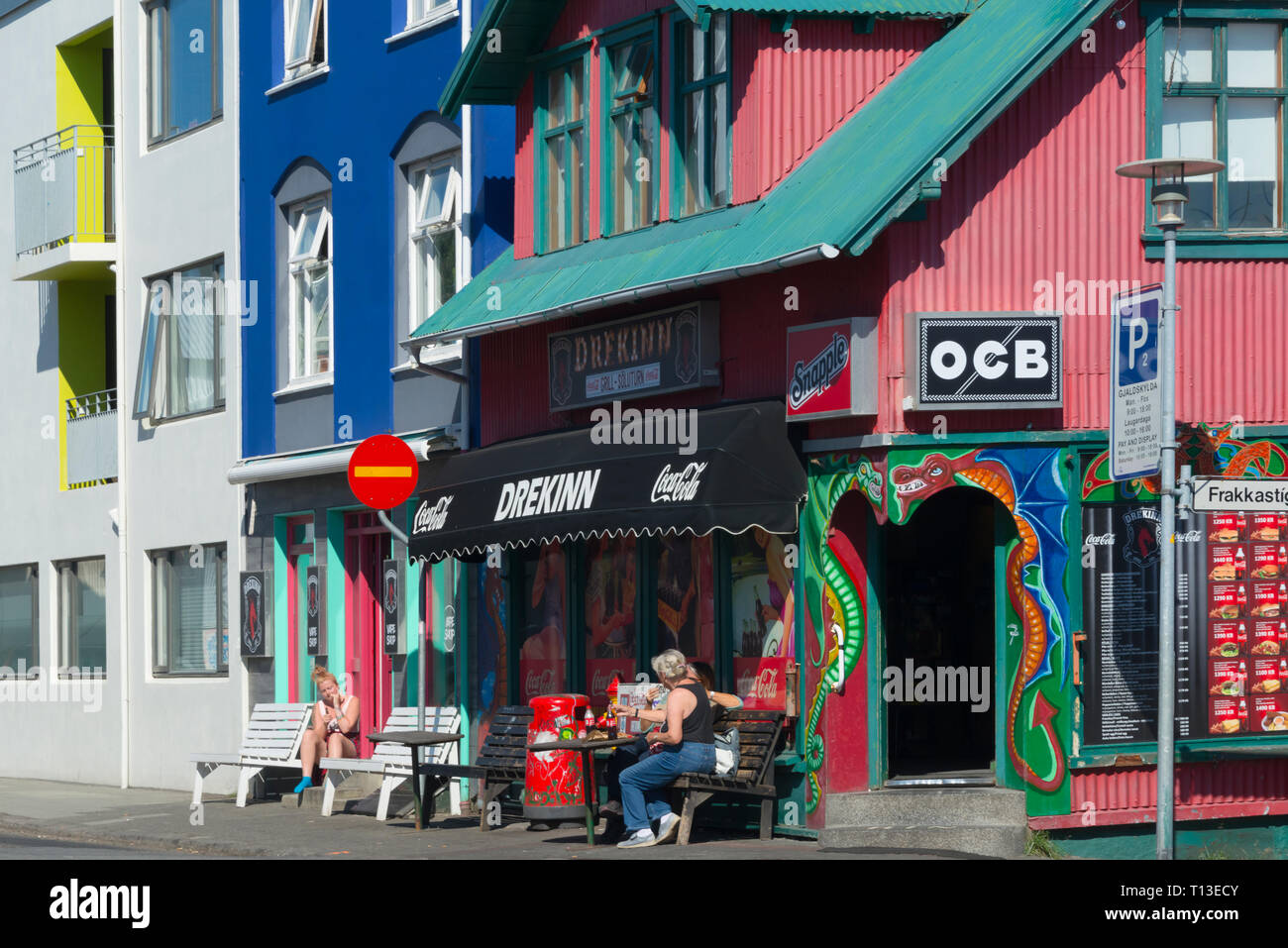 Hell gestrichenen Haus mit Wandmalereien im Stadtzentrum, Reykjavik, Island Stockfoto
