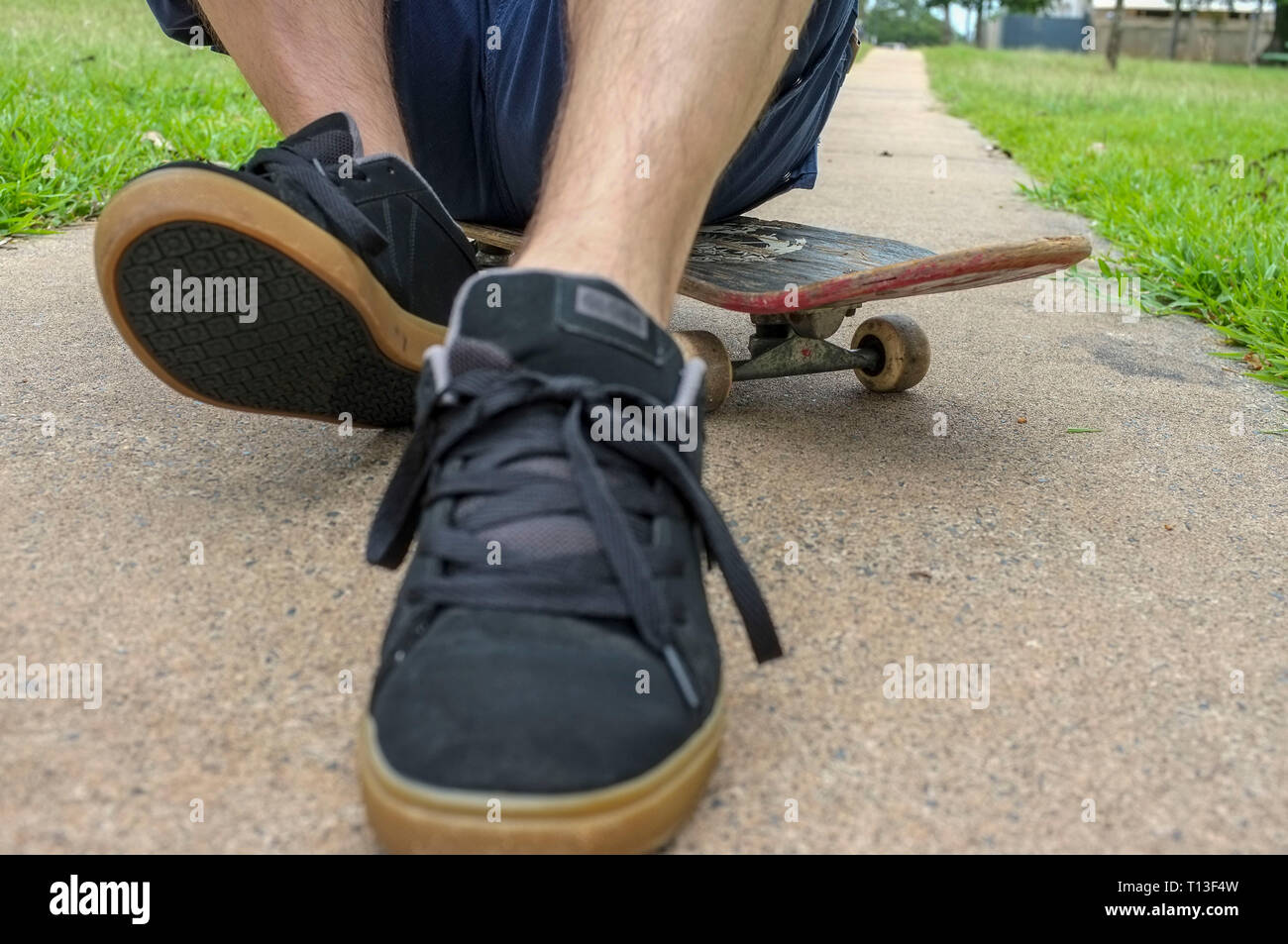Nahaufnahme einer Person sitzt auf einem Skateboard. Stockfoto