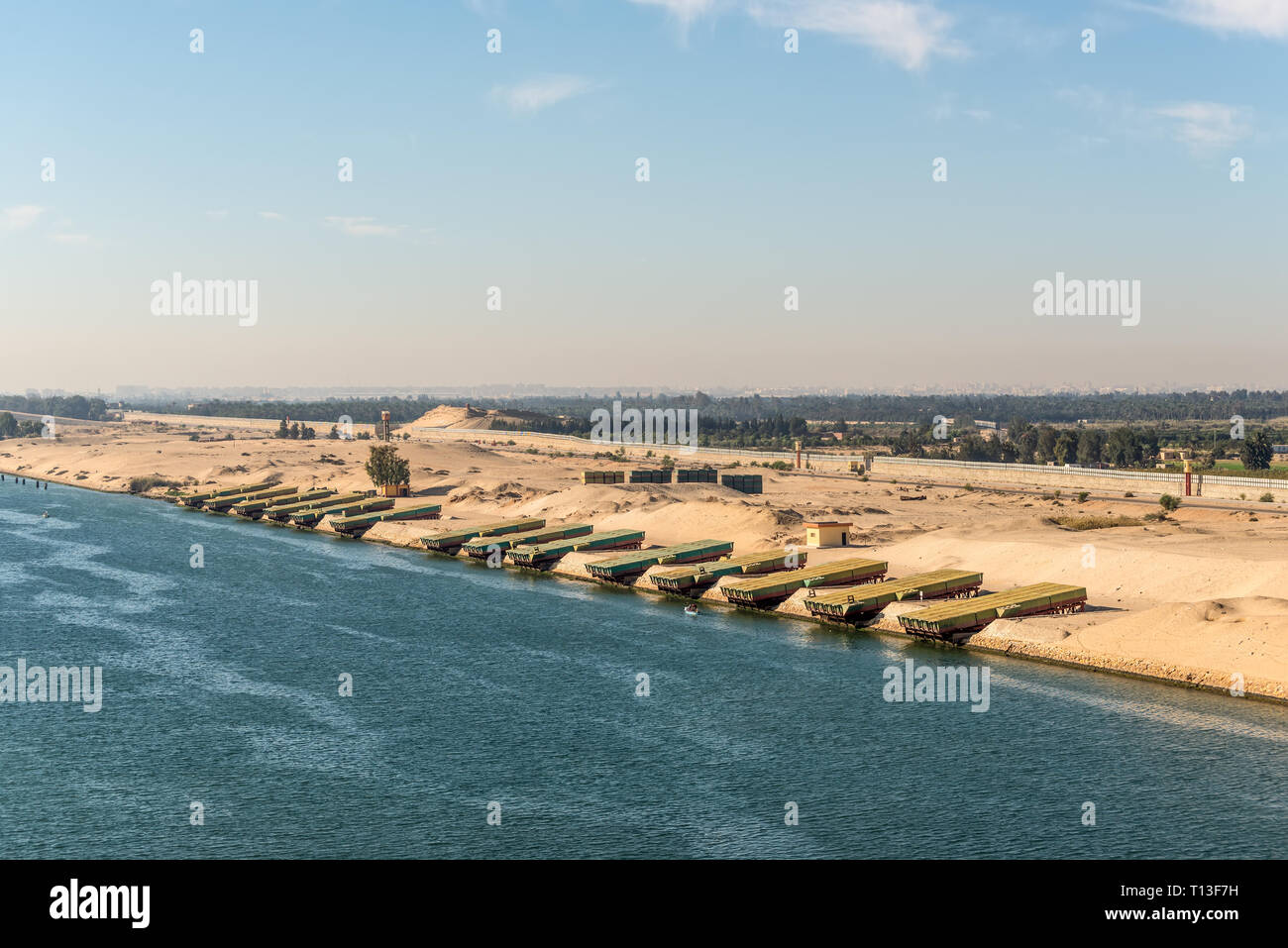 Ismailia, Ägypten - 5. November 2017: Ponton Brücke für die Überquerung des Suezkanals liegt am Ufer des Canal in der Nähe von Ismailia, Ägypten. Stockfoto