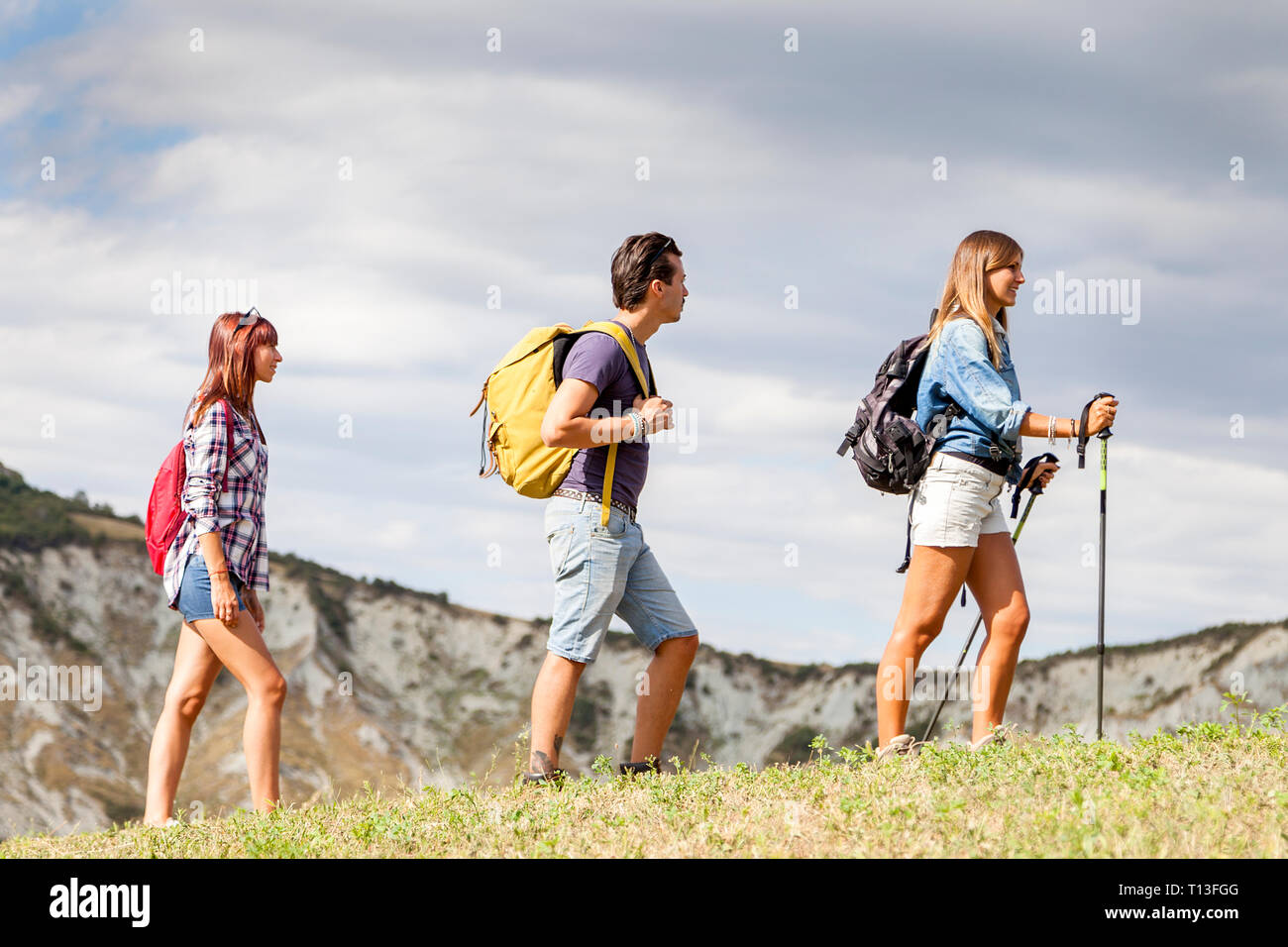 Gruppe von jungen Wanderer Wandern auf den Horizont über den Berg Stockfoto