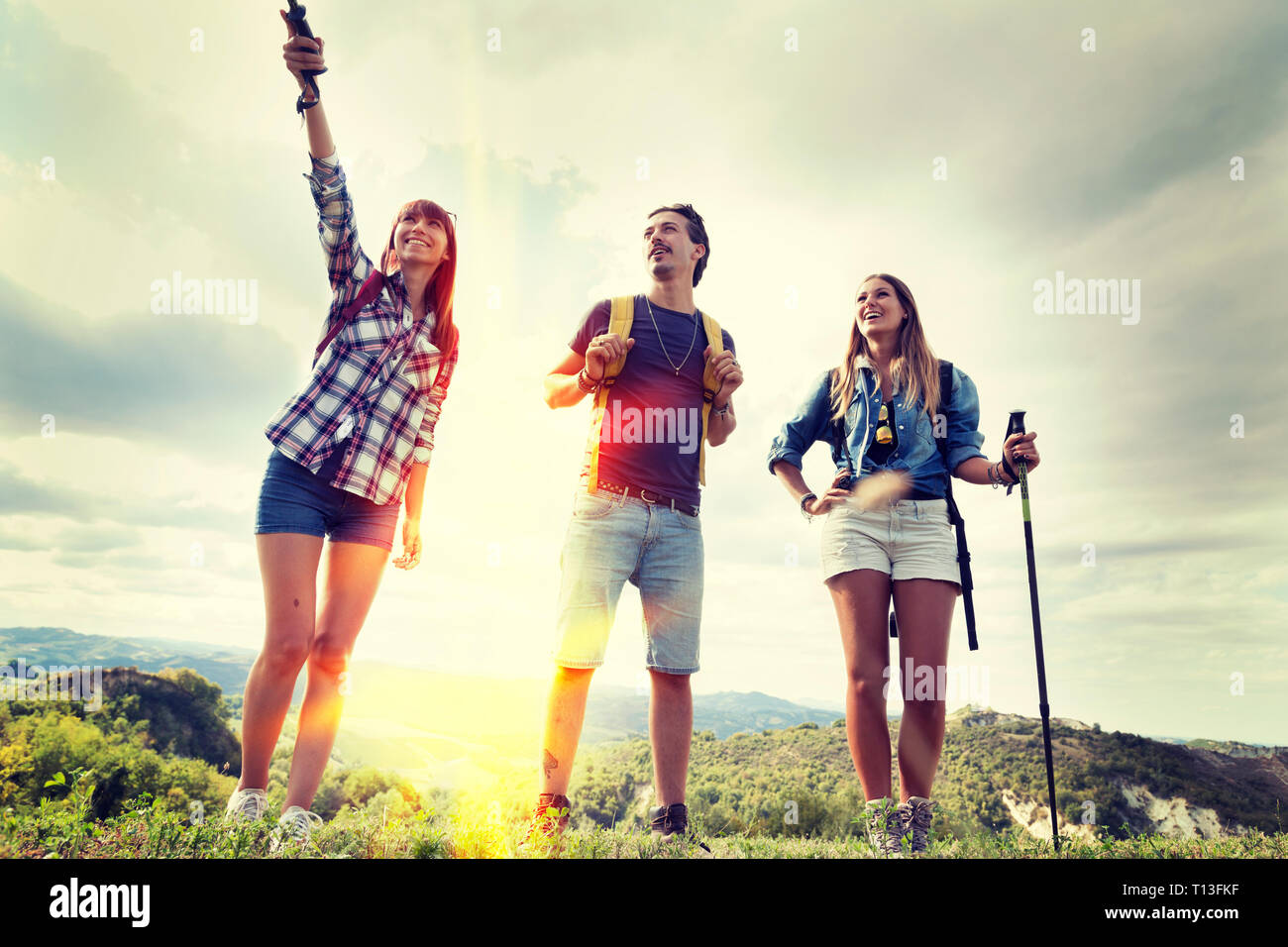 Gruppe von jungen Wanderer Wandern auf den Horizont über den Berg Stockfoto