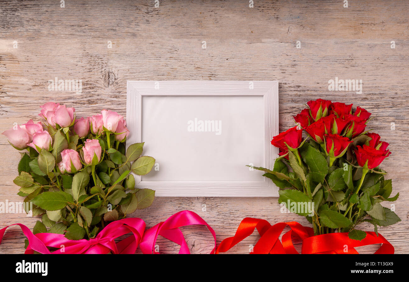 Frische rose Blüten mit Platz für Ihren Text auf weißem Hintergrund Holz Stockfoto