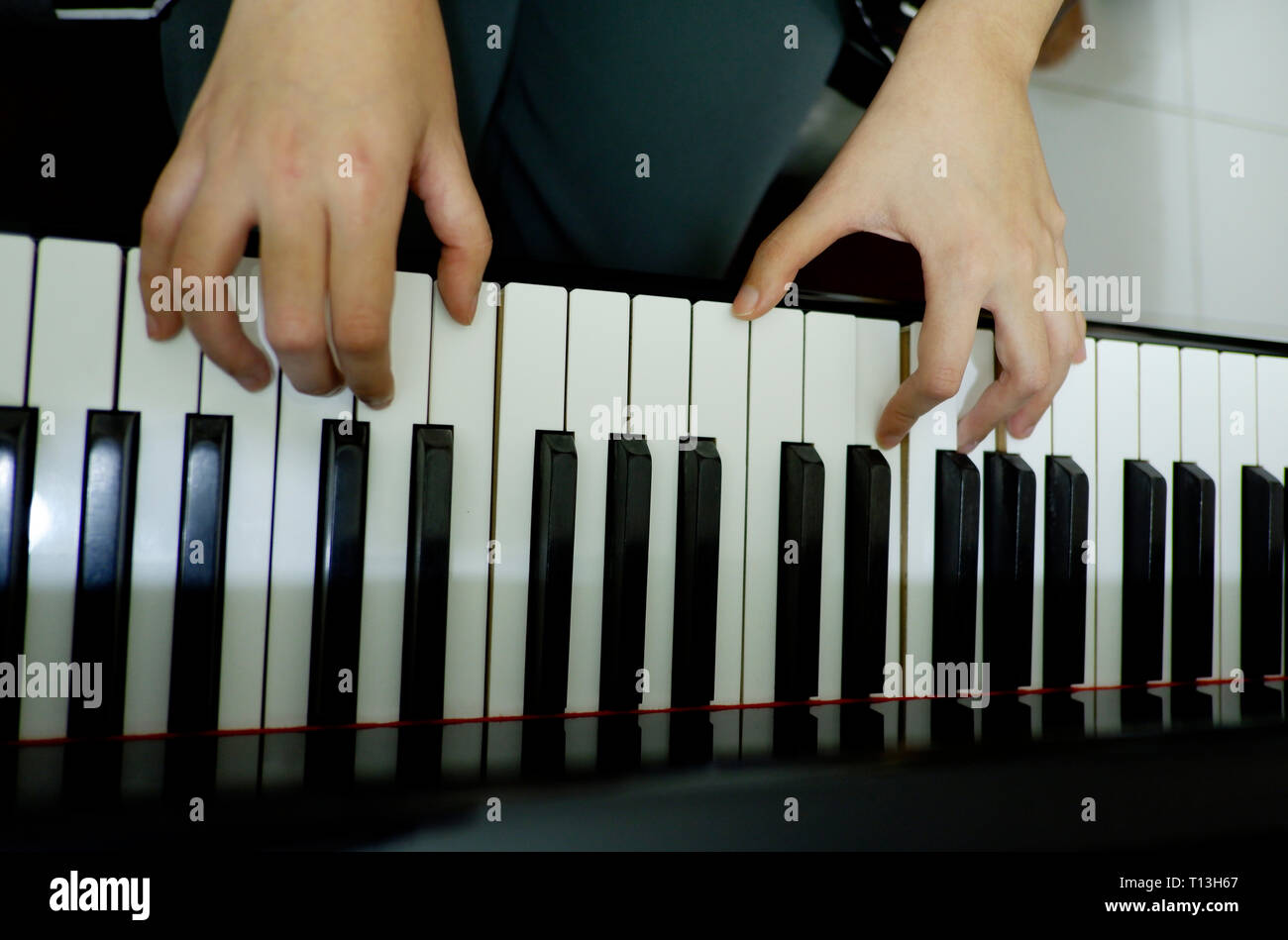 Close-up weibliche Hand spielen Grand Piano Stockfoto