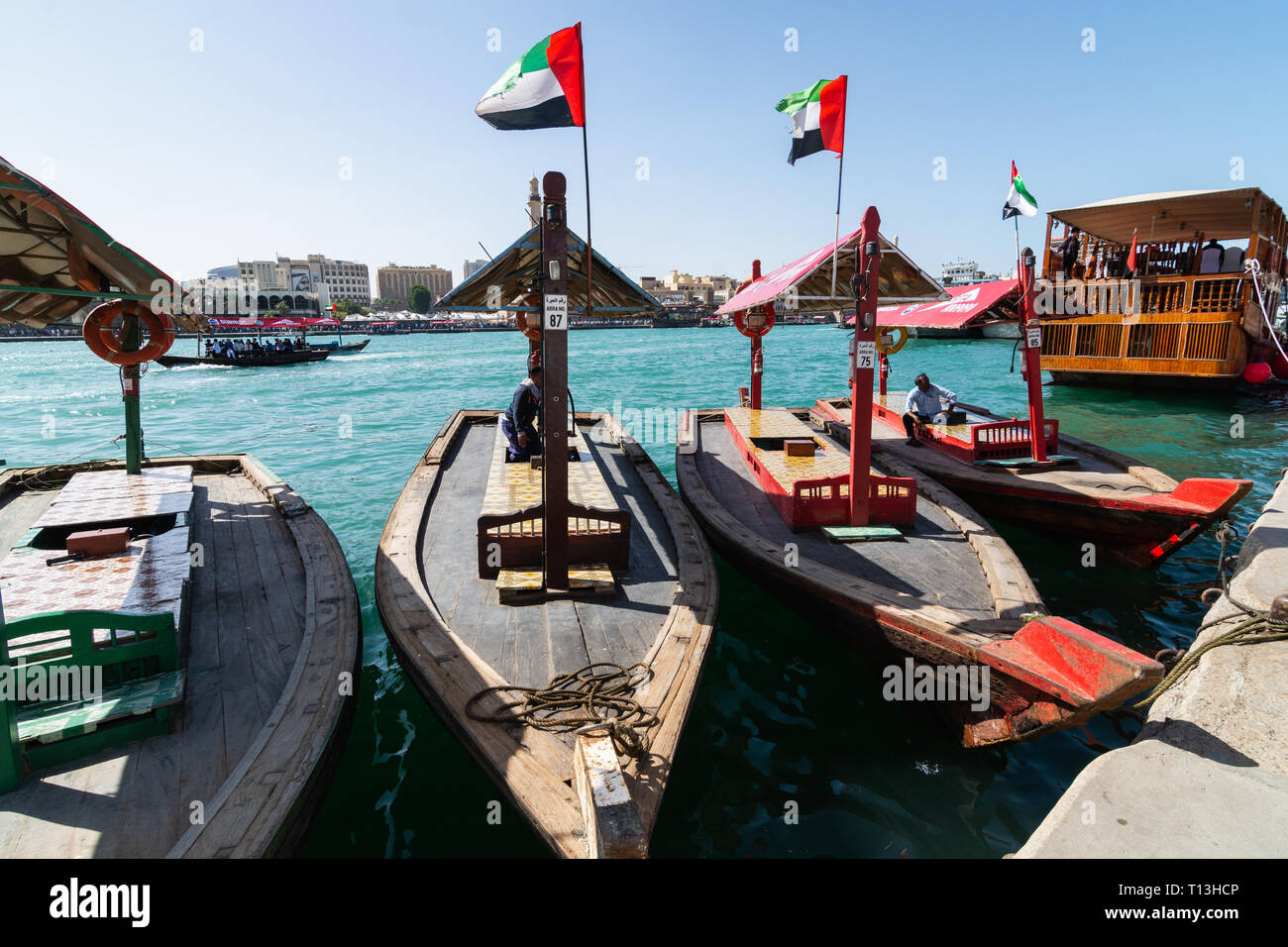 DUBAI, VEREINIGTE ARABISCHE EMIRATE - MÄRZ 2019: traditionelle hölzerne Wassertaxi Boote in Dubai Creek. Stockfoto