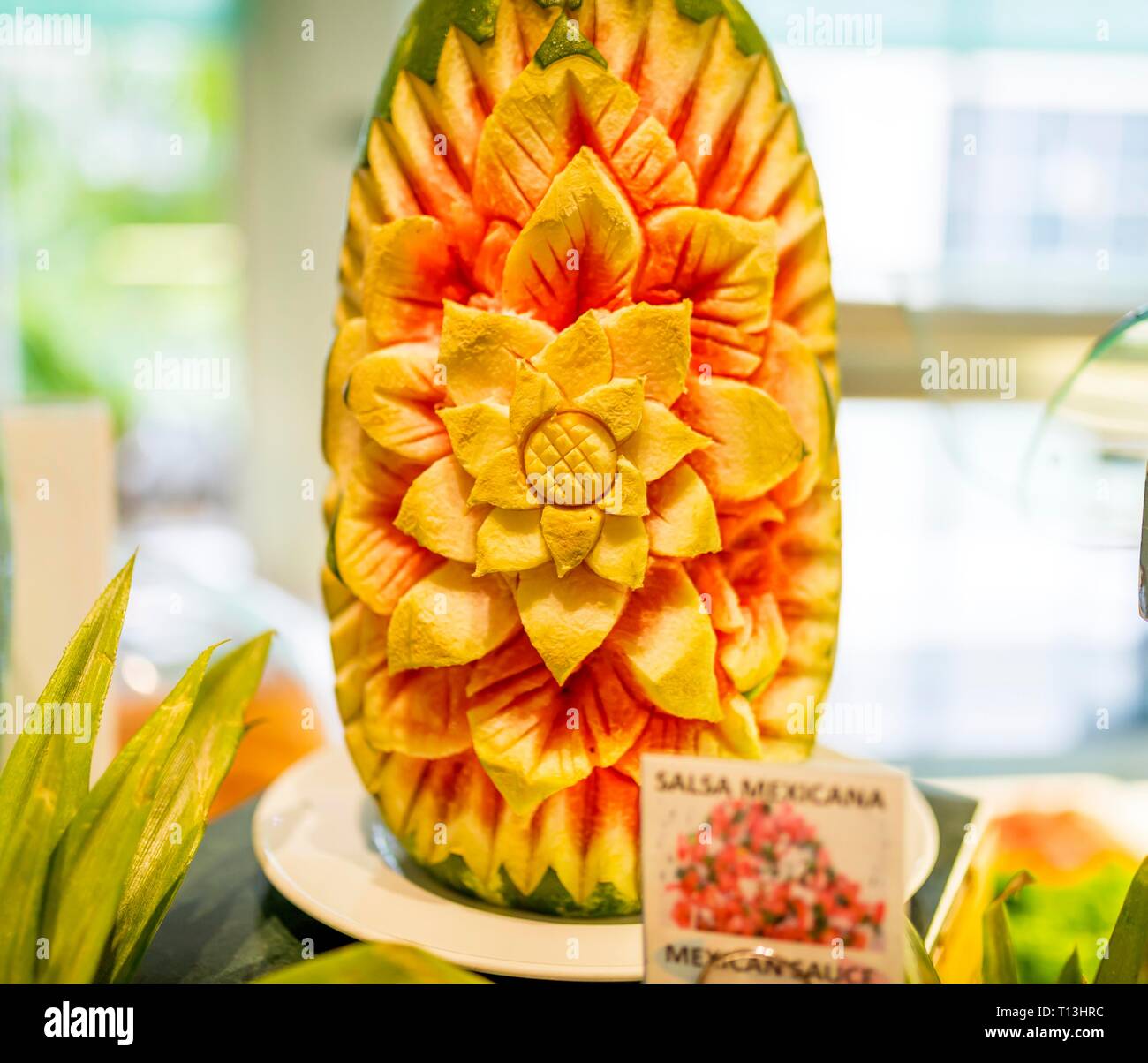 Nahaufnahme der dekorativen Kunst geschnitzte Wassermelone Mittelteil mit Blumen auf einem frischen Speisen vom Buffet. Stockfoto