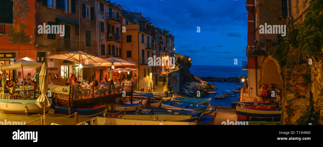 Ein Panorama von Riomaggiore, einem der fünf Städte, die Cinque Terre an der ligurischen Küste Italiens umfassen. Diese Ansicht wird von der Helling zum Ozean. Stockfoto