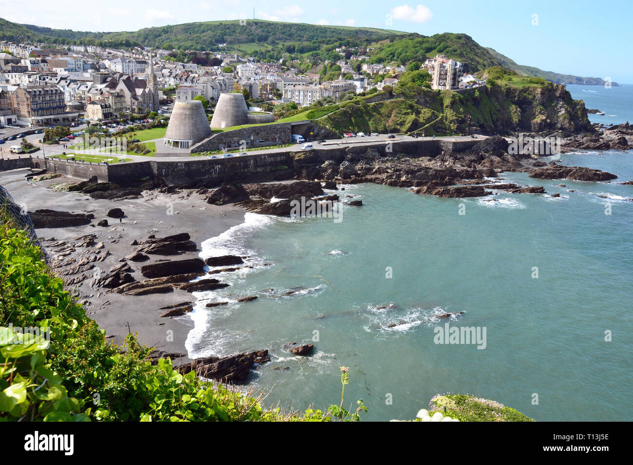 Anzeigen von Ilfracombe, mit dem Wahrzeichen Theater, lokal als Madonna's Bh auf der Promenade, Ilfracombe, Devon, UK Stockfoto