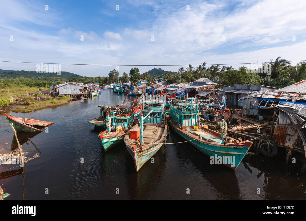 Günstig Fischerboote sitzen neben den versunkenen Überreste alter Boote und Dock Ruinen Stockfoto