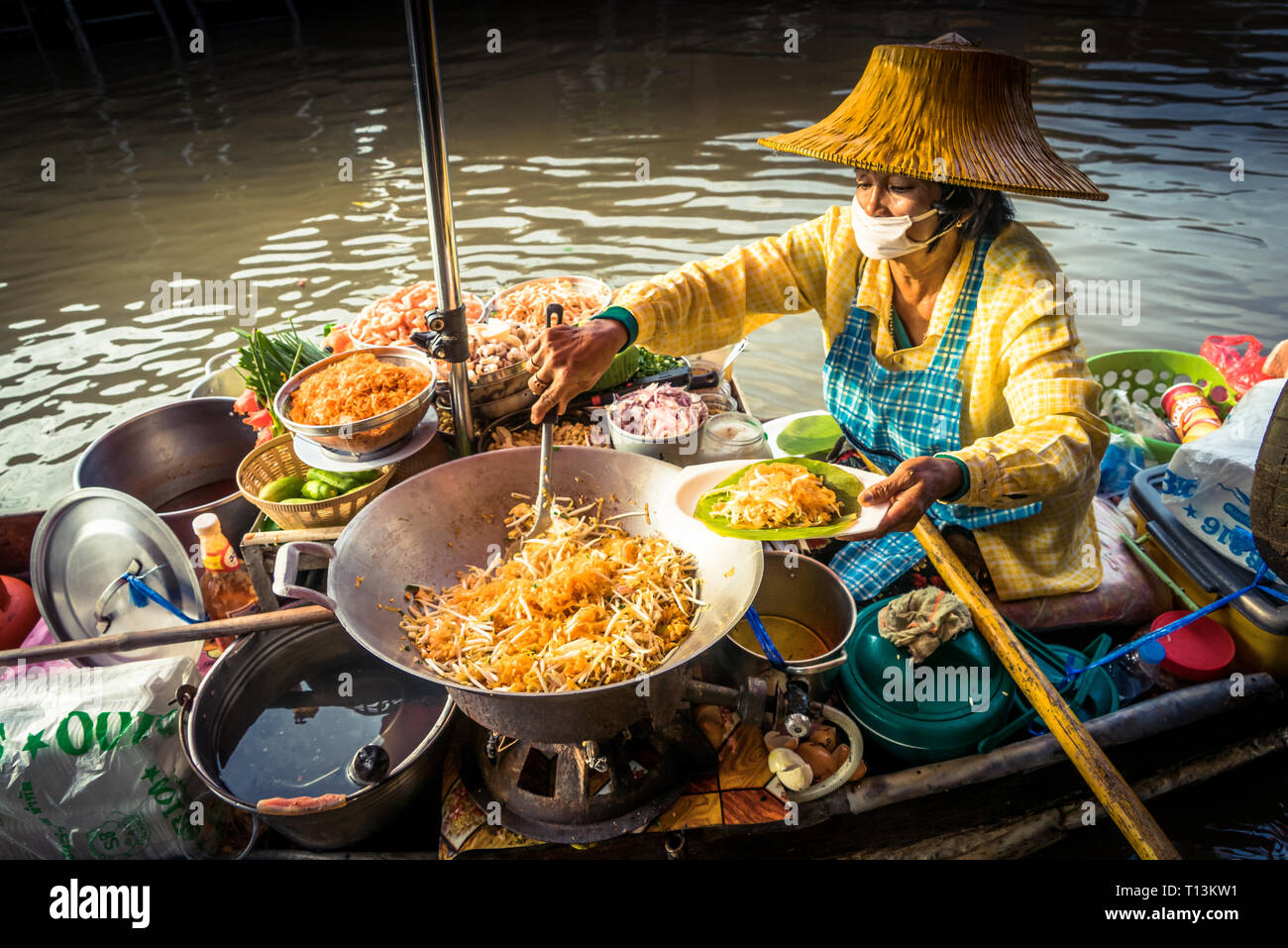 Amphawa, Thailand. Oktober 25, 2015. Pad Thai serviert von einem Boot in Amphawa für Frühstück Stockfoto