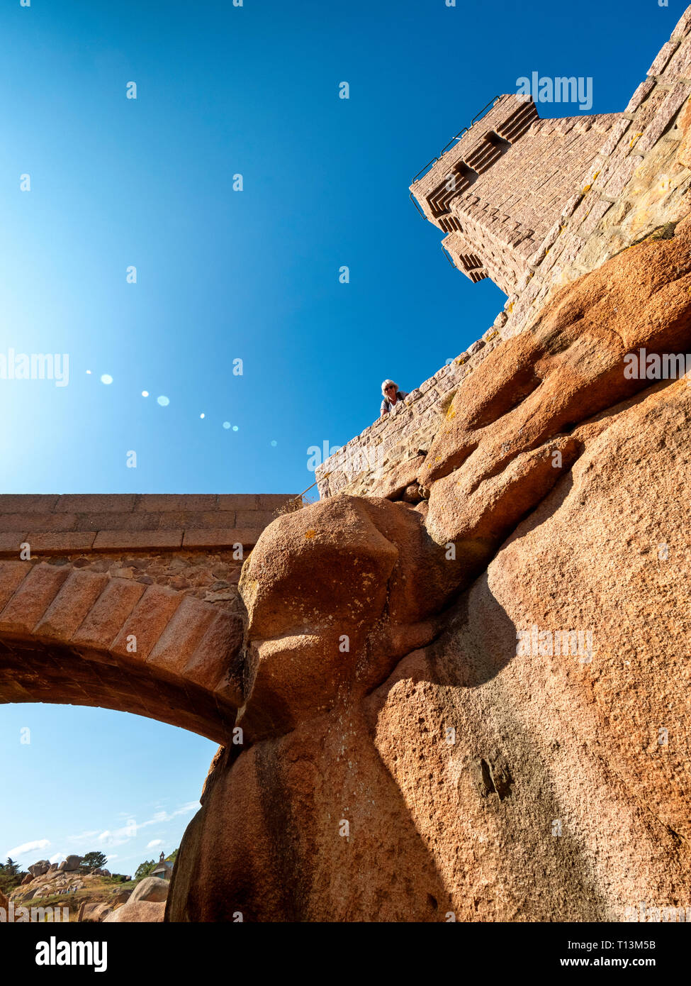 Frankreich, Bretagne, Côte de Granit Rose, Senior Frau ooking bei Phare de bedeuten Ruz Stockfoto