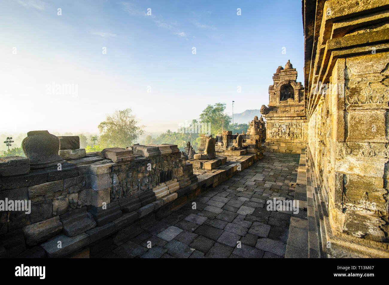 Indonesien, Java, Borobudur Tempel Komplex im Morgenlicht Stockfoto
