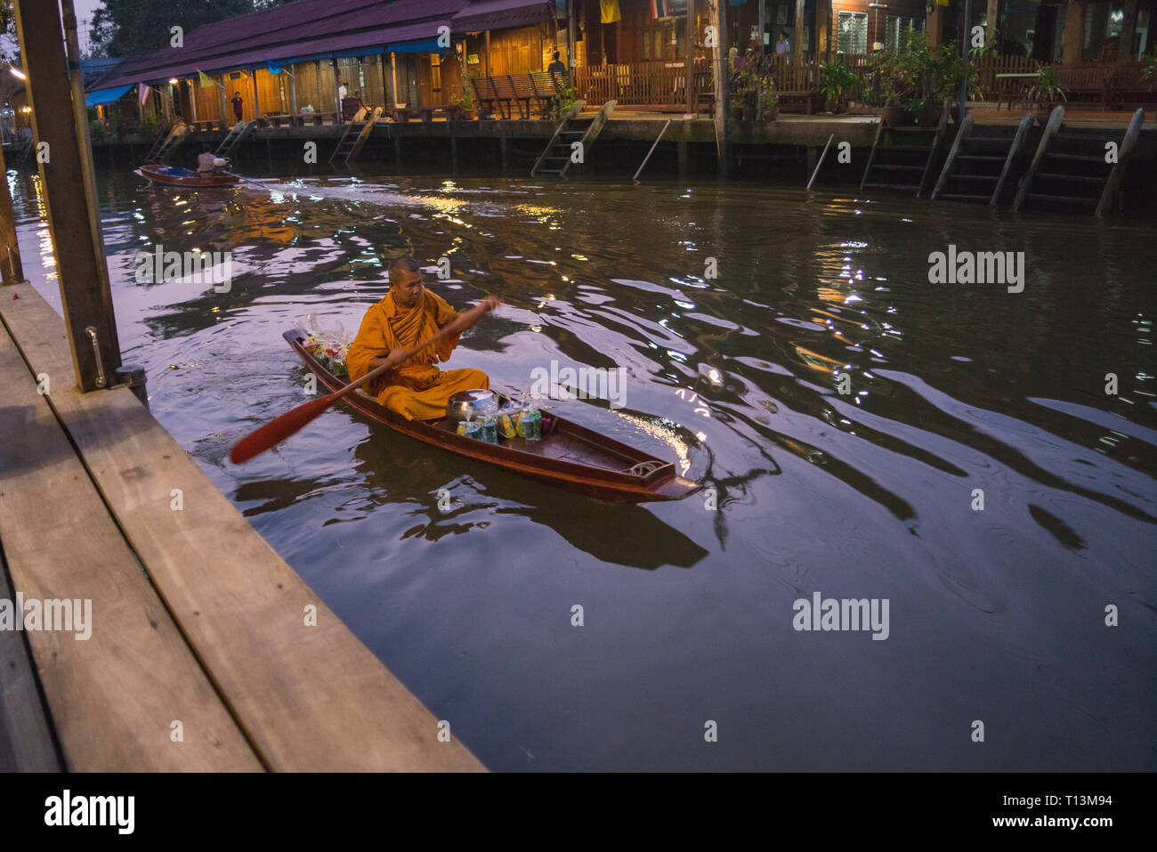 Amphawa, Thailand. Oktober 25, 2015. Mönch sammeln morgen Alms in Amphawa. Stockfoto