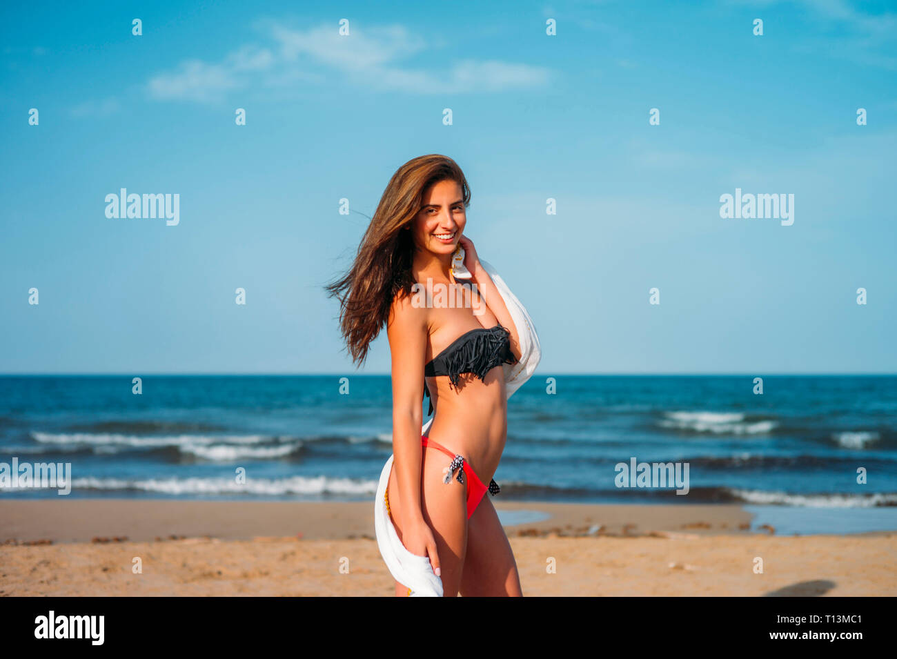 bikini-frau-am-strand-fotos-und-bildmaterial-in-hoher-aufl-sung-alamy