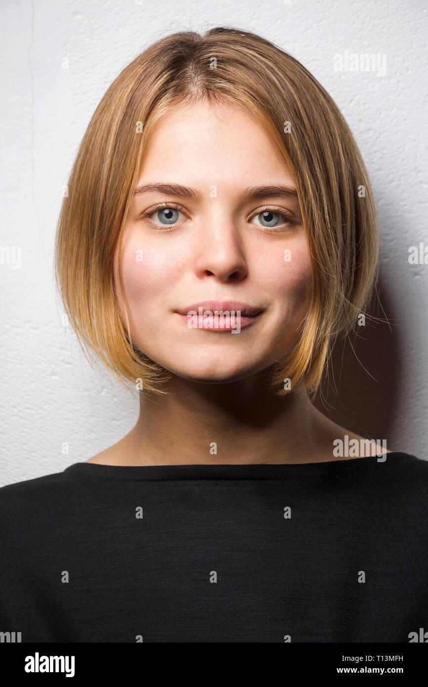 Porträt der blonde junge Frau mit Bob Frisur Stockfoto