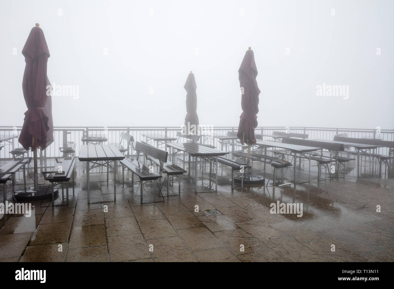 Deutschland, Bayern, Allgäu, Allgäuer Alpen, Bergstation Kanzelwand, leere Ansicht Terrasse und Nebel Stockfoto