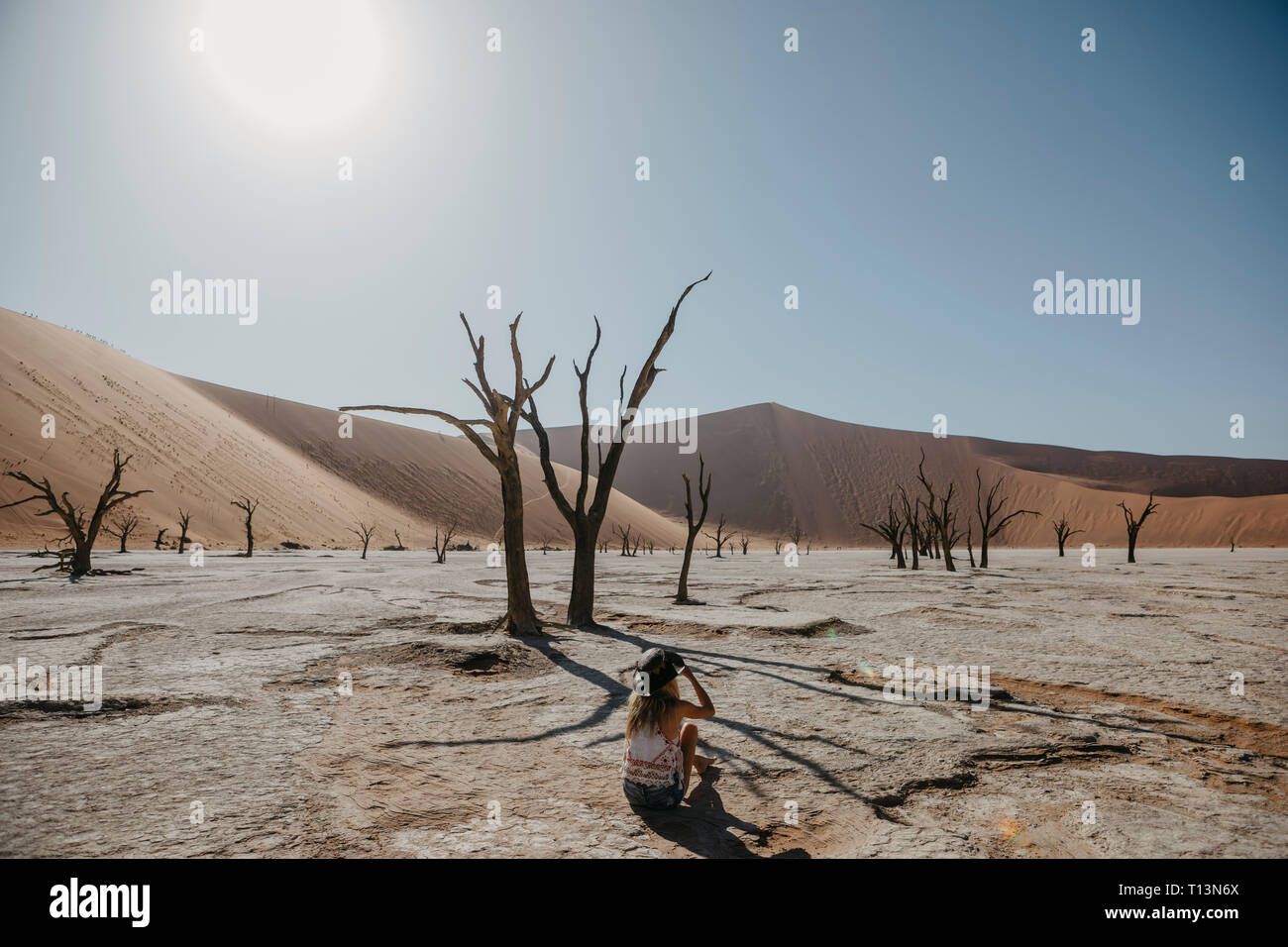 Namibia, die Wüste Namib, Namib-Naukluft-Nationalpark, Sossusvlei, Frau sitzt im Deadvlei Stockfoto