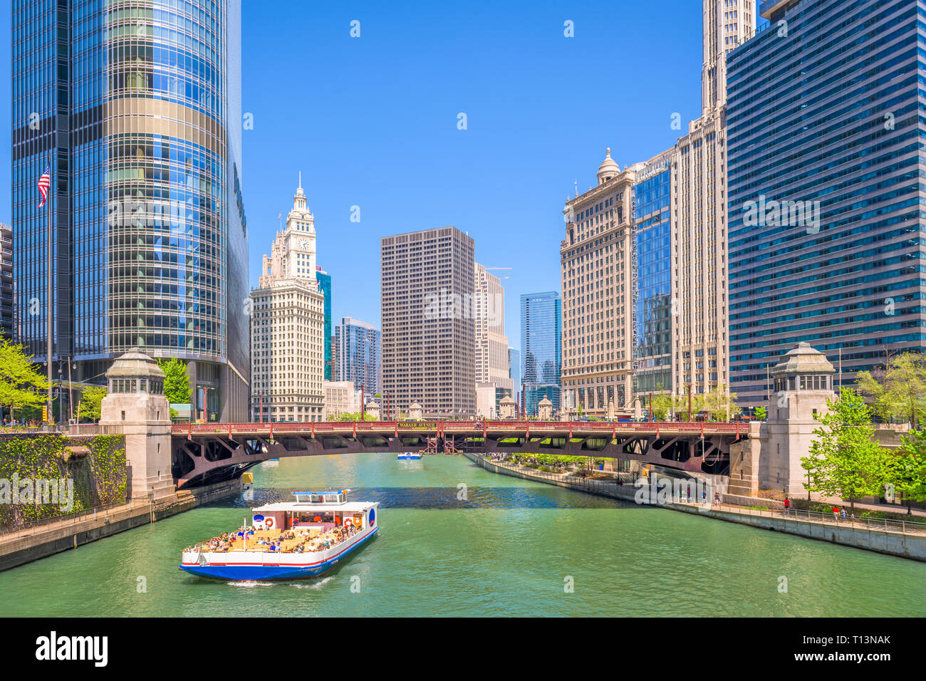 Chicago, Illinois, USA Sightseeing Kreuzfahrt und Skyline auf dem Fluss. Stockfoto