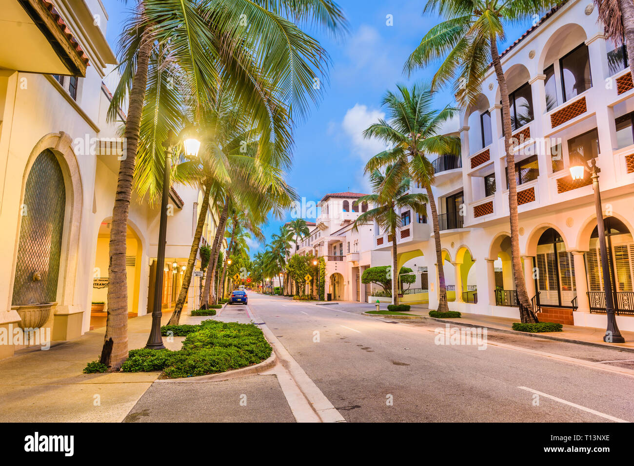 Palm Beach, Florida, USA an Wert Ave an twilightt. Stockfoto