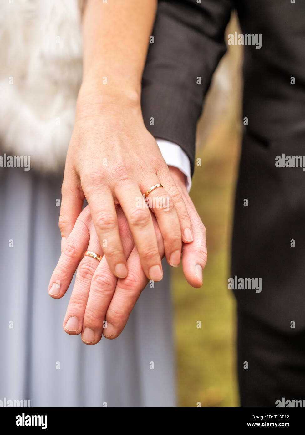 Nahaufnahme von Braut und Bräutigam Hand in Hand Stockfoto