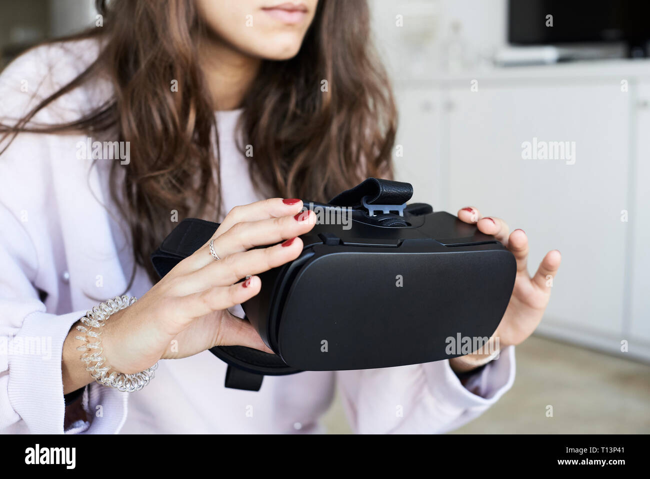 Gesichtslosen weiblichen Holding virtual reality Headsets zu Hause Stockfoto